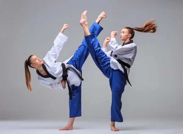 Karate Kız Beyaz Kimono Gri Arka Plan Üzerinde Siyah Kuşak — Stok fotoğraf