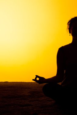 Pratik yoga gün batımı ışığında kadın