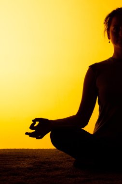 Pratik yoga gün batımı ışığında kadın