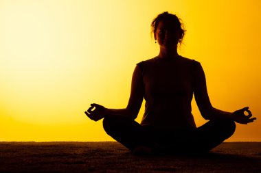 Pratik yoga gün batımı ışığında kadın