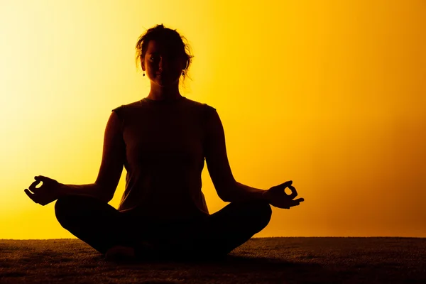 Pratik yoga gün batımı ışığında kadın — Stok fotoğraf
