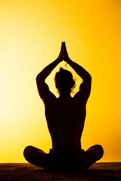Pratik yoga gün batımı ışık adam — Stok fotoğraf