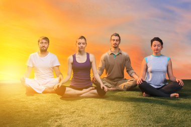 İnsanlar yoga egzersizleri yapıyor grup