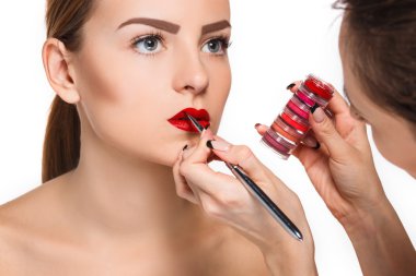 Kalıcı makyaj ve fırça ile güzel kadın dudaklar