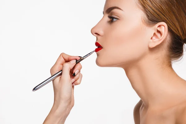 Belle labbra femminili con trucco e pennello — Foto Stock