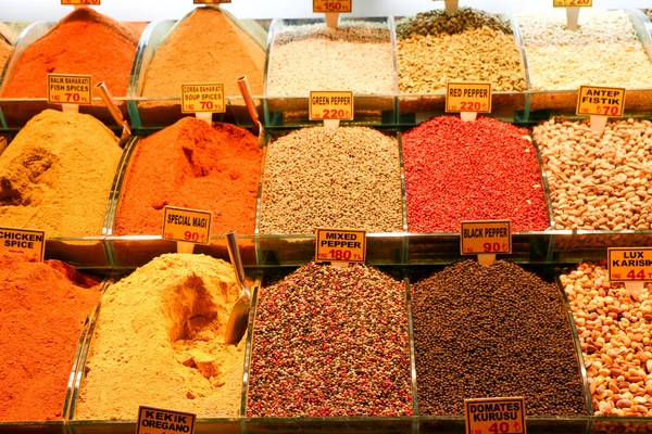 Spices on show at the Grand Bazaar in Istanbul, Turkey. — Stock Photo, Image