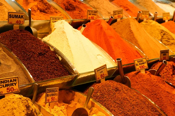 Spices on show at the Grand Bazaar in Istanbul, Turkey. — Stock Photo, Image