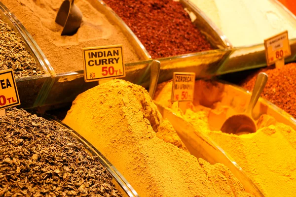 Spices on show at the Grand Bazaar in Istanbul, Turkey. — Stock Photo, Image