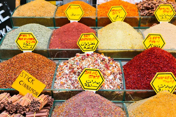 Spices on show at the Grand Bazaar in Istanbul, Turkey. — Stock Photo, Image