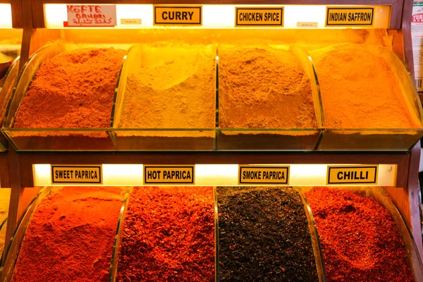 Spices on show at the Grand Bazaar in Istanbul, Turkey. — Stock Photo, Image