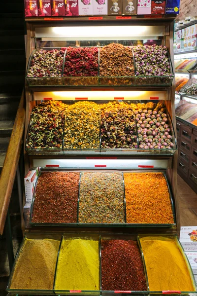 Spices on show at the Grand Bazaar in Istanbul, Turkey. — Stock Photo, Image
