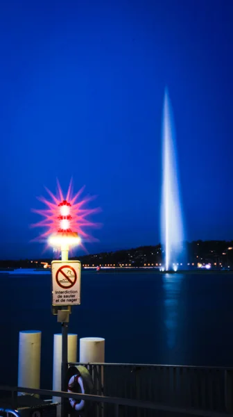Jet d 'eau em Genebra, Suíça à noite — Fotografia de Stock