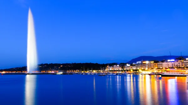 Geneva gece - Leman Gölü yansımalar — Stok fotoğraf