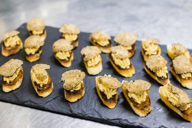 Siyah ekmek, kaz ve trüf kokteyl ile kayrak