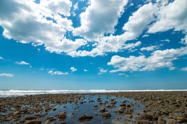 Playa El Tunco gökyüzüne mavi geniş açı