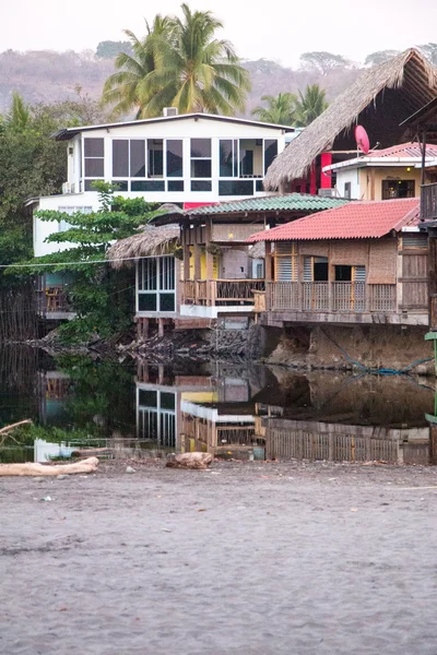 Playa el Tunco, El Salvador, tuzlu bir lagün üzerinde ahşap evler