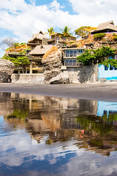 Playa El Tunco, El Salvador, kaya evler