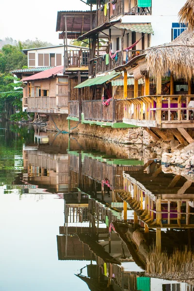 Maisons en bois construites sur un lagon salé à Playa el Tunco Photo De Stock