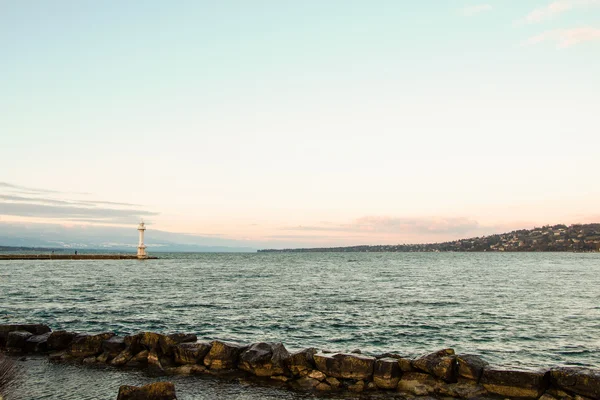 Wide angle view of Pâquis Lighthouse or Phare des Pâquis in Geneva — Stock fotografie
