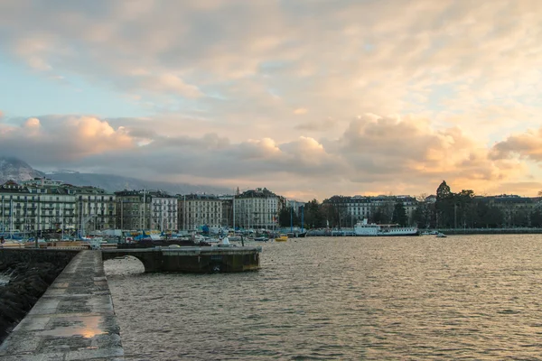 View of Geneva, Switzerland waterfront from the Jetée des Eaux- — Stock fotografie
