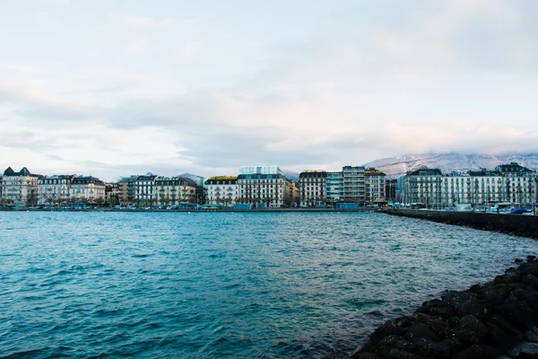 View of Geneva, Switzerland waterfront from the Jetée des Eaux- — Zdjęcie stockowe