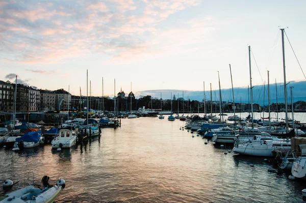 Złotej godziny w Quai Gustave Ador, Genewa, Szwajcaria — Zdjęcie stockowe