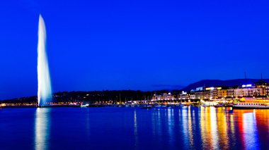 Cenevre, İsviçre'deki Jet d'eau Eaux-Vive görünümünü ile gece
