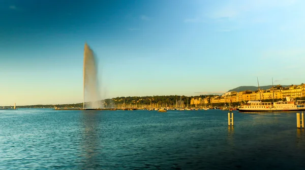 Pohled na fontánu Jet D'eau a Rive gauche nábřeží Ženevě, Švýcarsku — Stock fotografie