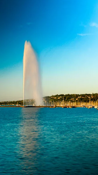 Pohled na fontánu Jet D'eau a Rive gauche nábřeží Ženevě, Švýcarsku — Stock fotografie