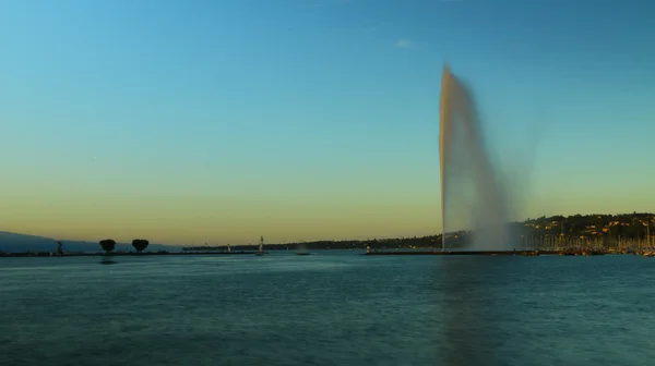 Jet D 'eau dan Rive gauche tepi laut Jenewa, Swiss — Stok Foto