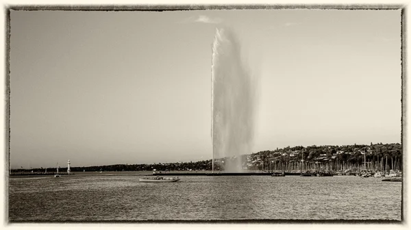 Pohled na fontánu Jet D'eau a Rive gauche nábřeží Ženevě, Švýcarsku — Stock fotografie