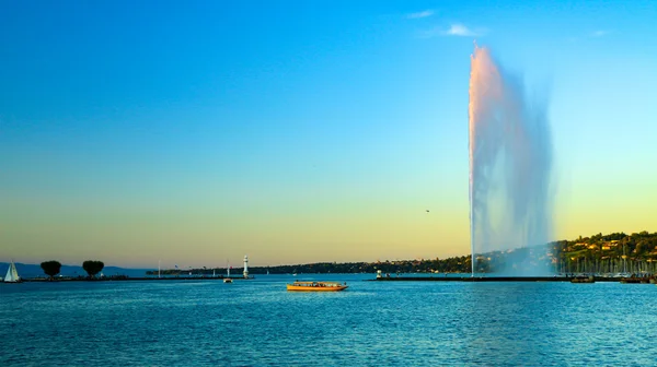 Blick auf jet d 'eau und das Schiff der öffentlichen Verkehrsmittel in Genf, Schweiz — Stockfoto