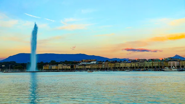 Západ slunce pohled Jet D'eau v Ženevě s oranžovou mlhu — Stock fotografie