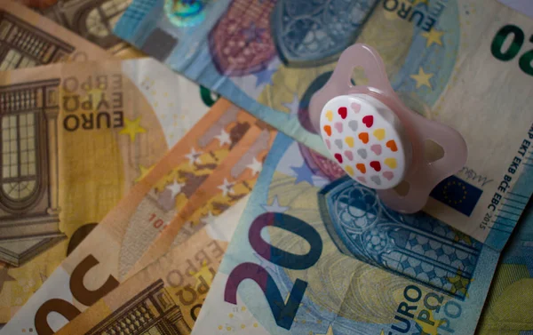 Sucette Pour Bébé Sur Les Billets Euros — Photo