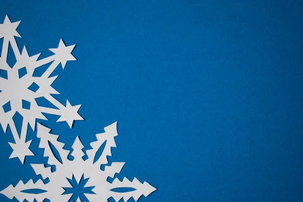 Bílý Papír Ručně Vyráběné Sněhové Vločky Modrém Barevném Papíře Pozadí — Stock fotografie