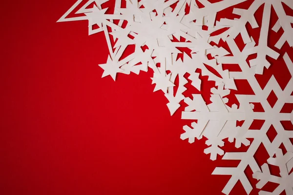 Kartka Świąteczna Papierowymi Płatkami Śniegu Czerwonym Tle — Zdjęcie stockowe