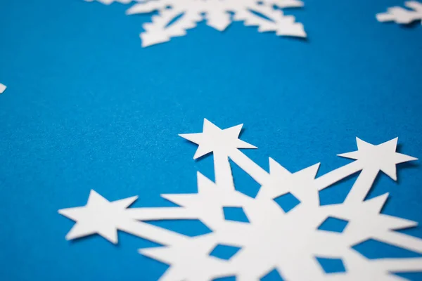 Κοντινό Πλάνο Χαρτί Λευκό Νιφάδα Χιονιού Μπλε Φόντο — Φωτογραφία Αρχείου