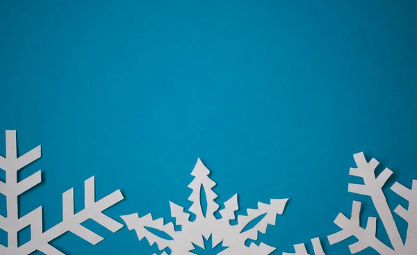 Fondo Azul Con Copos Nieve Blancos Papel — Foto de Stock