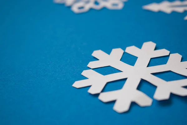 Zavřít Papír Vystřihnout Sněhové Vločky Modrém Pozadí — Stock fotografie
