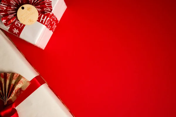 Rojo Blanco Presenta Sobre Fondo Rojo Tarjeta Navideña — Foto de Stock