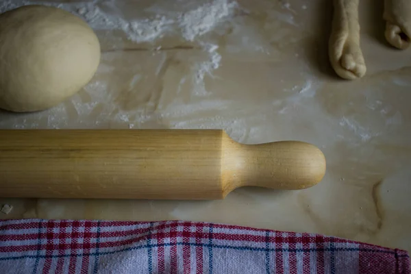 Rolling Pin Pâte Maison Sur Table Cuisine — Photo