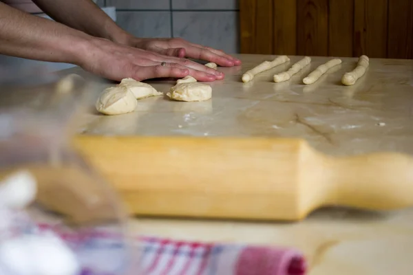 Gros Plan Des Mains Féminines Faisant Pâte Mise Point Sélective — Photo