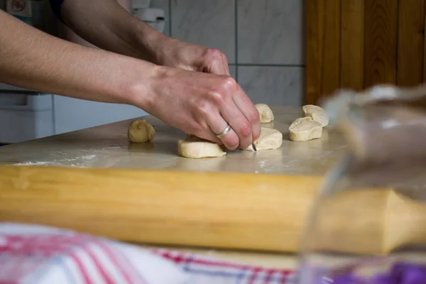 Close Mãos Femininas Preparando Massa Crua Não Cozida Mesa Pequena — Fotografia de Stock