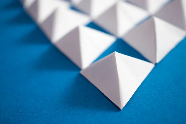 Крупный План Белой Бумаги Треугольников Синем Фоне Стоковое Изображение