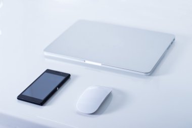 Siyah smartphone ile açık dizüstü