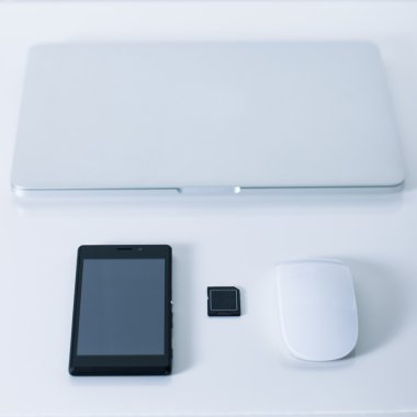 Siyah smartphone, bellek kartı okuyucu, kart ile açık dizüstü bilgisayar ve