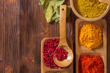 Renkli otlar, baharatlar ve aromatik malzemeler ahşap tablo.