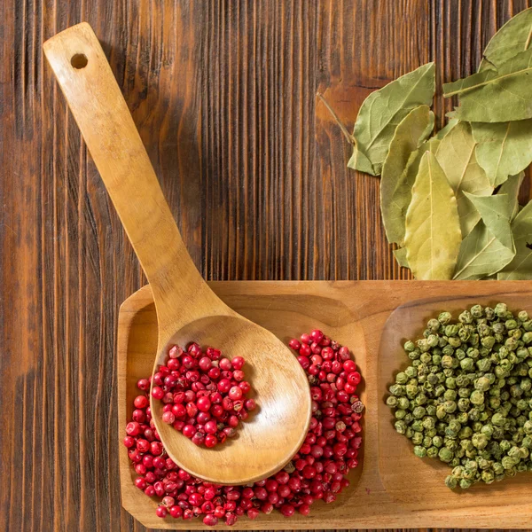 Herbes colorées, épices et ingrédients aromatiques sur table en bois . — Photo