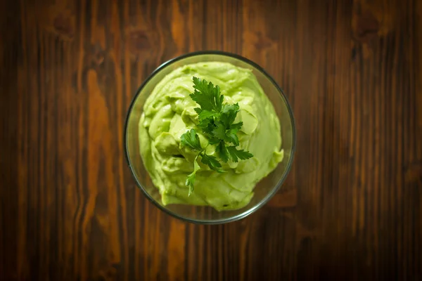 A fából készült asztal guacamole — Stock Fotó