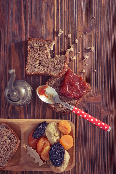 Kayısı reçelli kuru meyve tarafından çevrili kepekli ekmek. — Stok fotoğraf